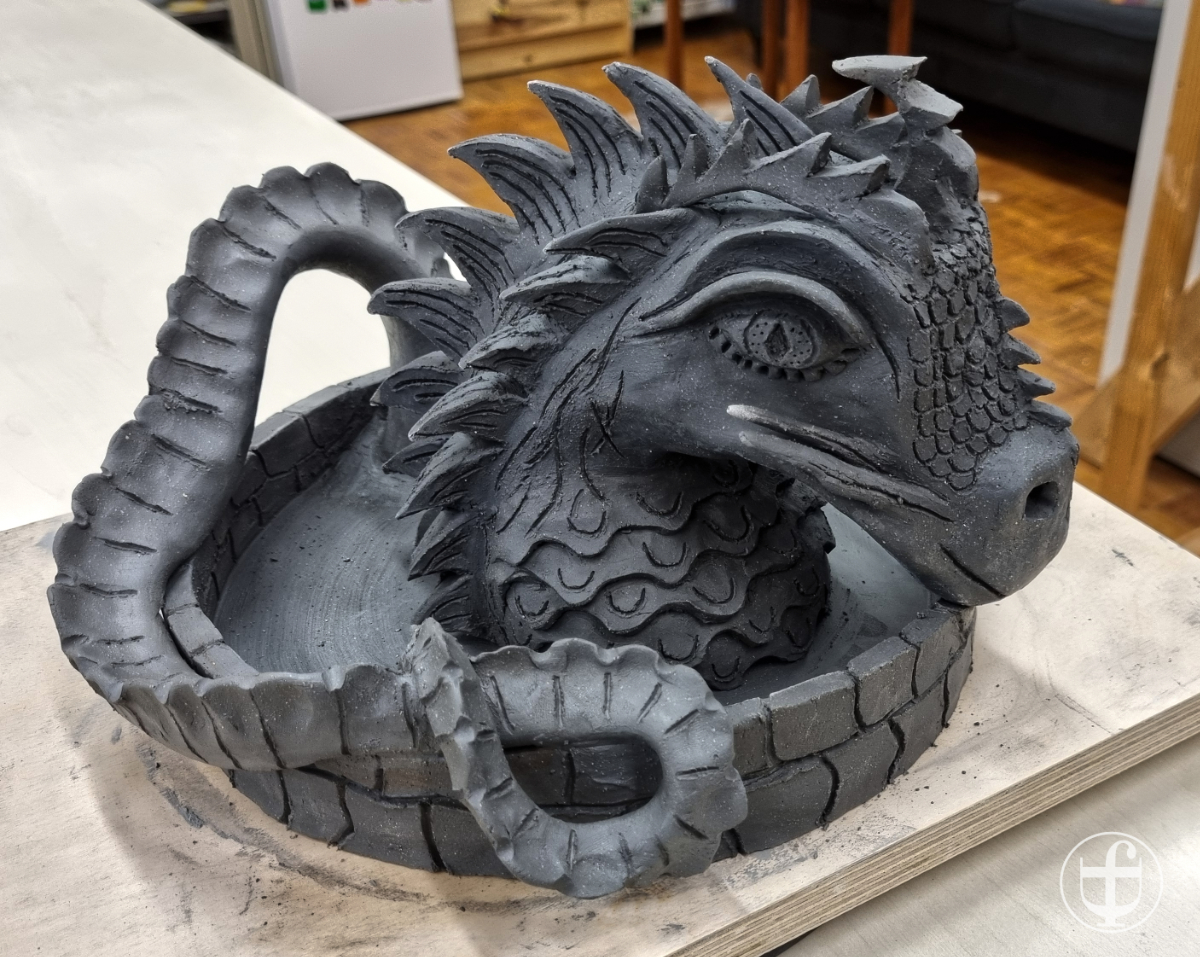 Grá der Drache als Tonskulptur von Daniela Joss
