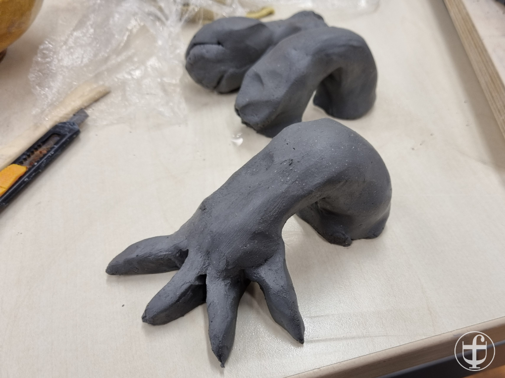 Grundform vom Bein mit langen Fingern und Krallen von Daniela Joss
