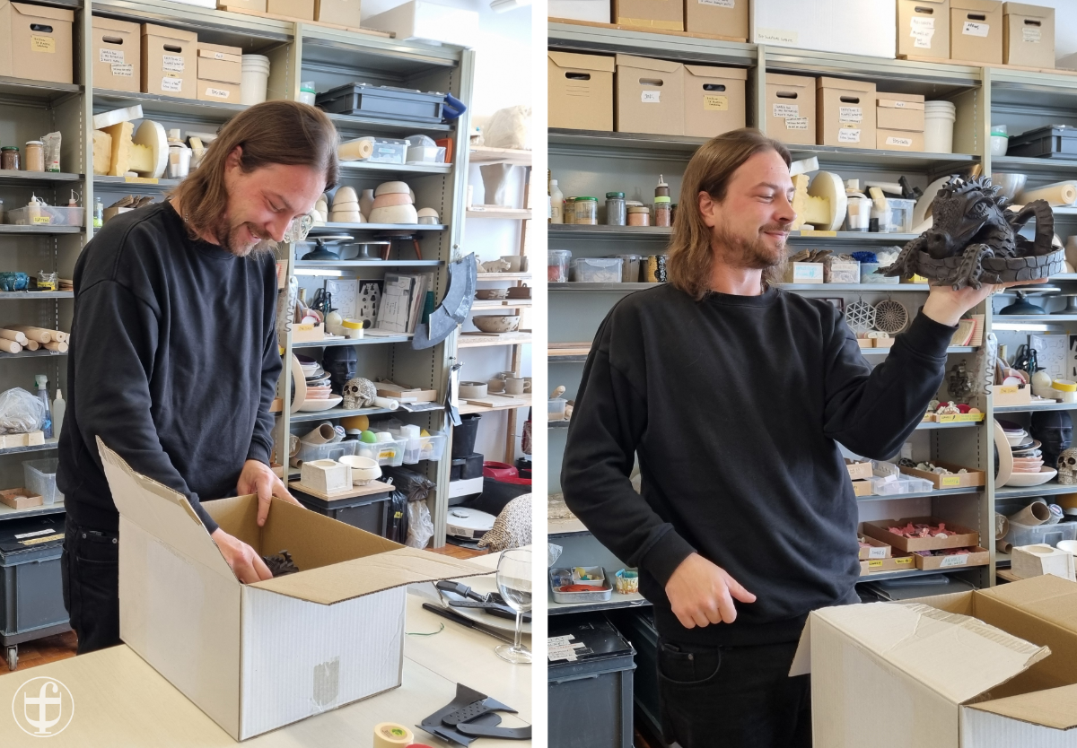 Mike beim Geschenkauspacken