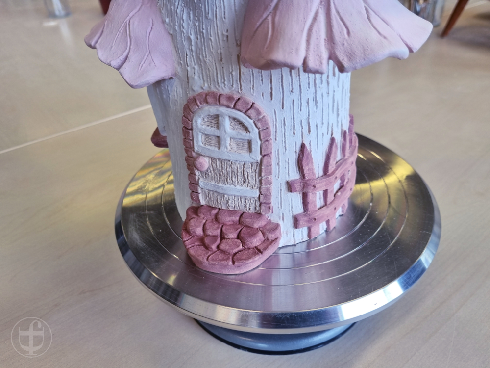 Fertig bemalter Pilz auf Drehscheibe. Fotografie von Daniela Joss