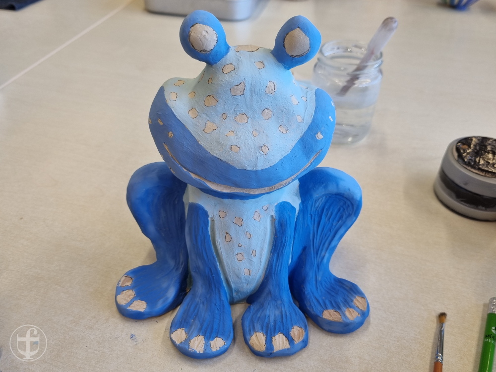 Froggy wird bemalt. Fotografie von Daniela Joss