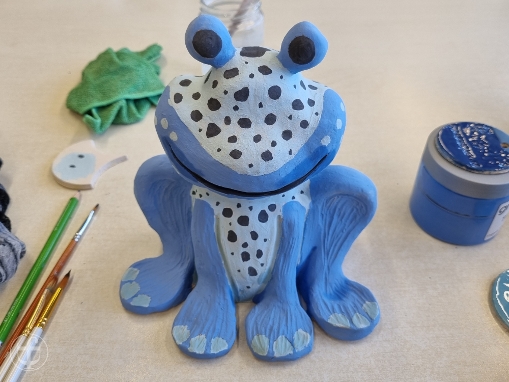 Froggy wird bemalt. Fotografie von Daniela Joss