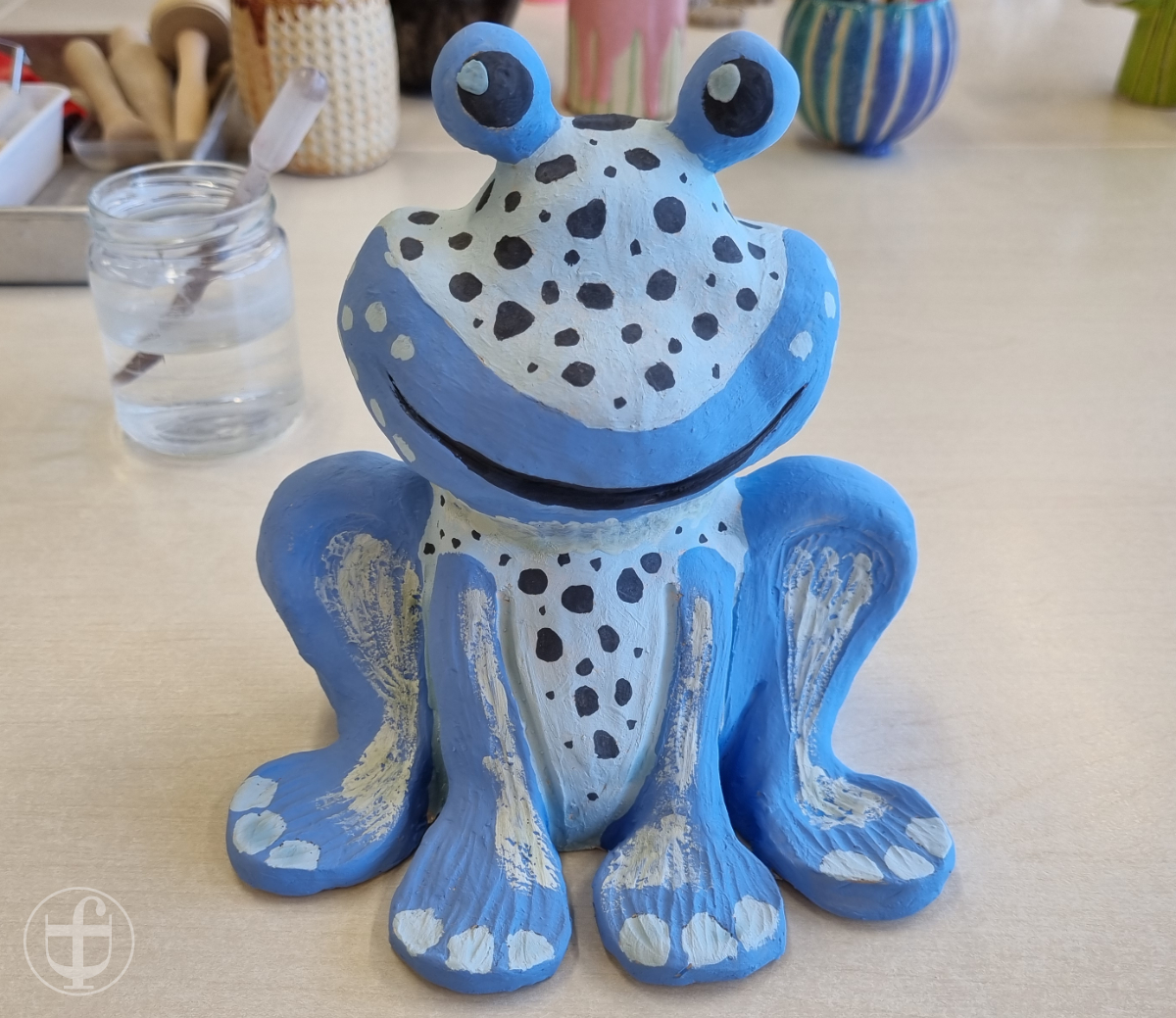 Fertig bemalter Frosch. Fotografie von Daniela Joss