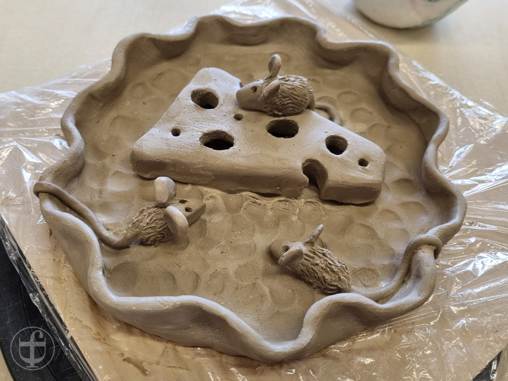 Grundform, Schale mit Käse und Mäusen. Fotografie von Daniela Joss