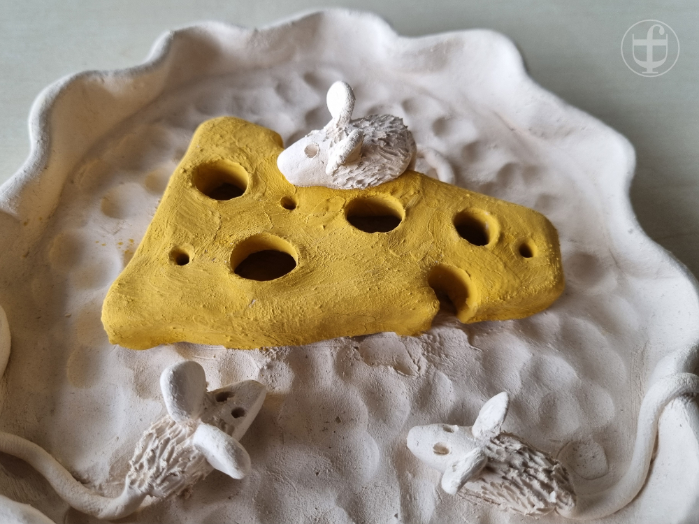 Schale mit Käse und Mäusen wird bemalen. Fotografie von Daniela Joss