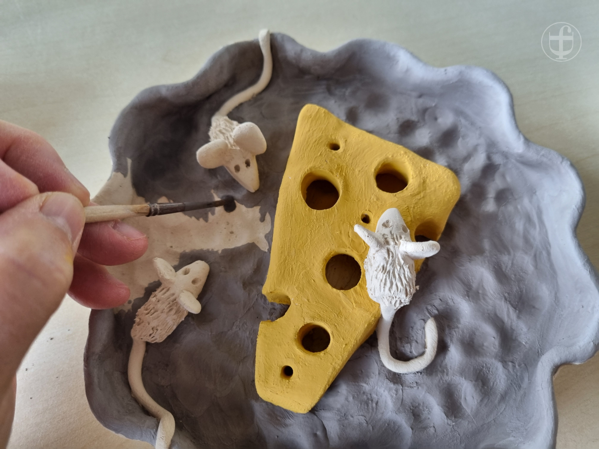 Schale mit Käse und Mäusen ist bemalt. Fotografie von Daniela Joss