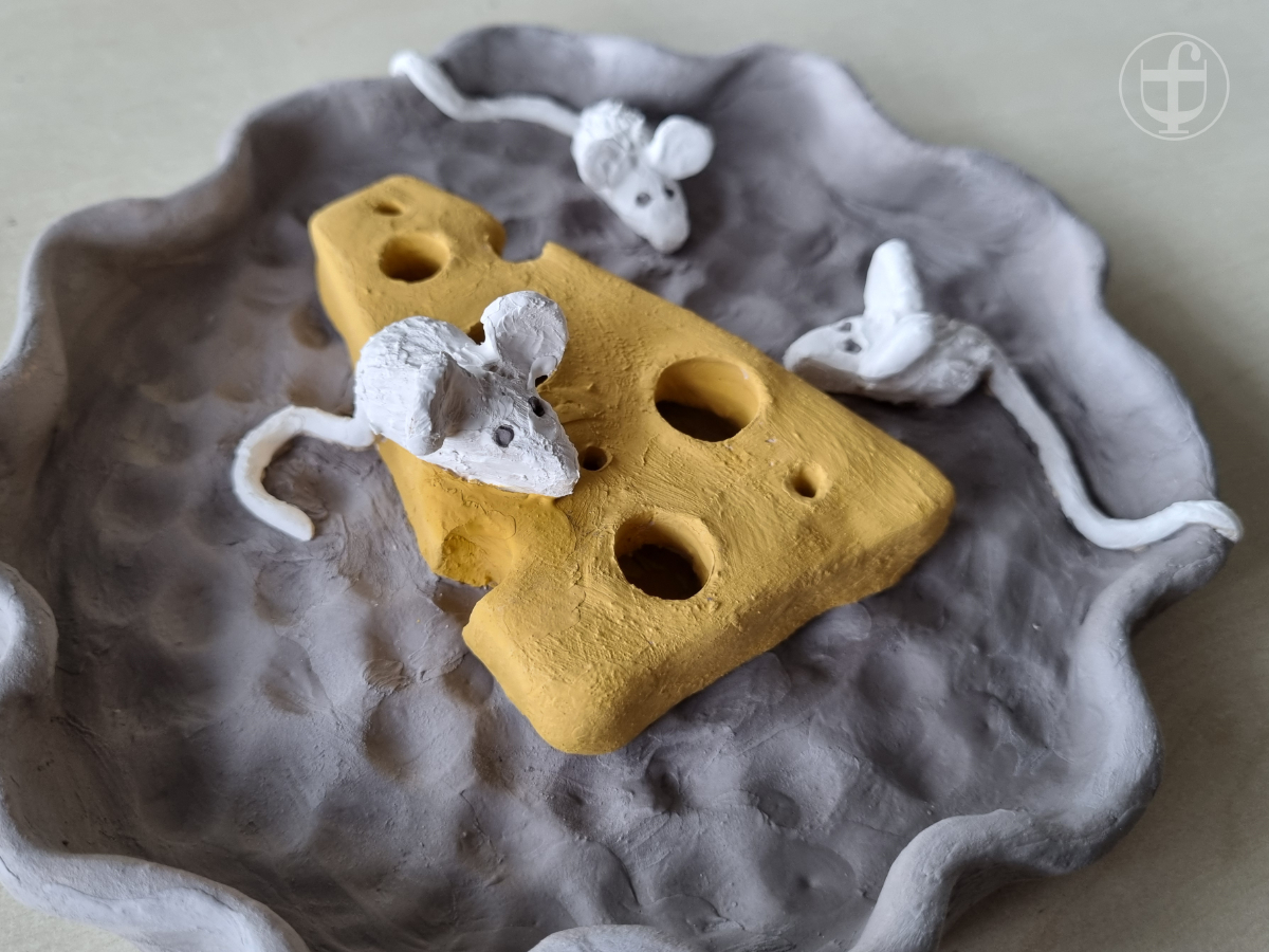 Schale mit Käse und Mäusen ist bemalt. Fotografie von Daniela Joss