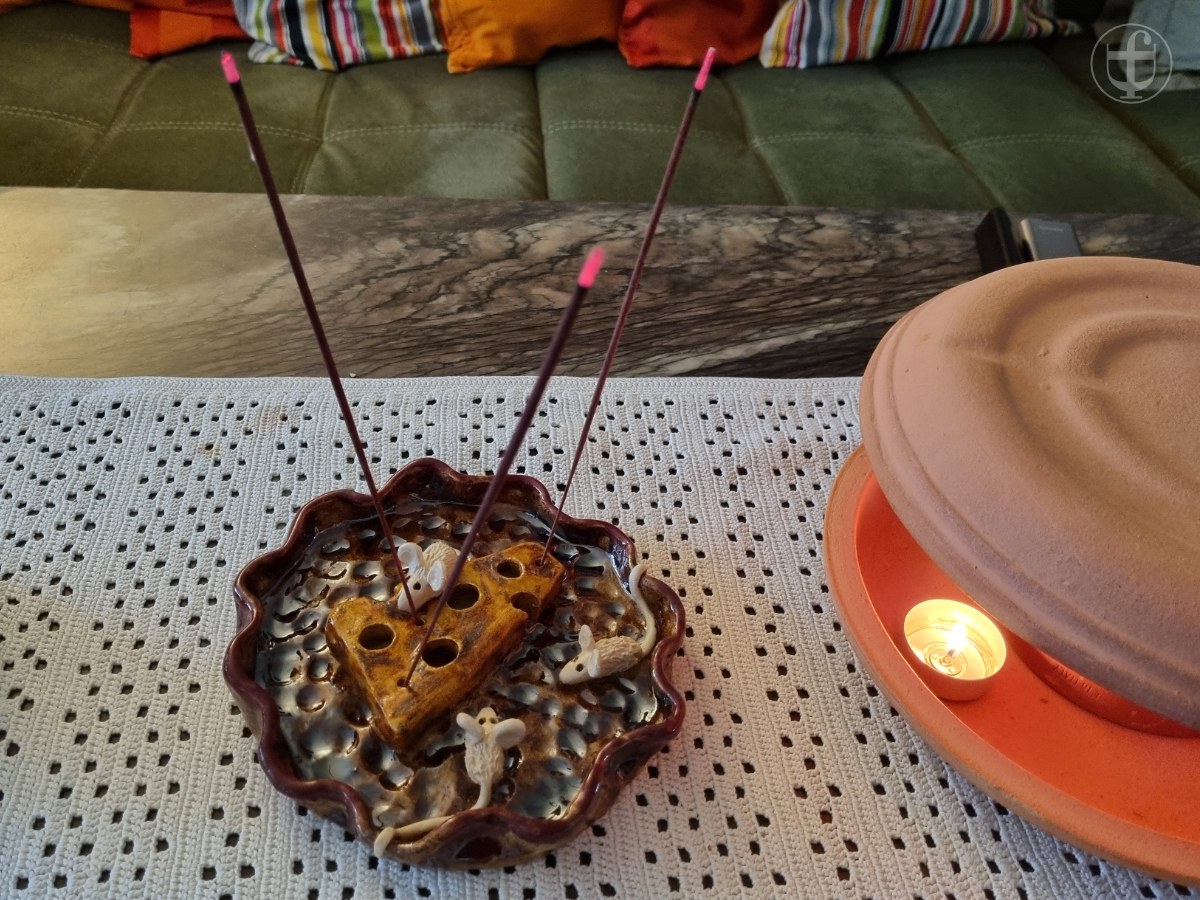 Die Schale mit Räucherstäbchen steht auf dem Salontisch. Fotografie von Daniela Joss
