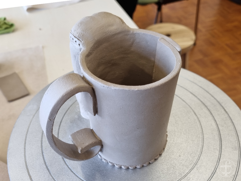 Tasse mit Skulptur. Fotografie von Daniela Joss