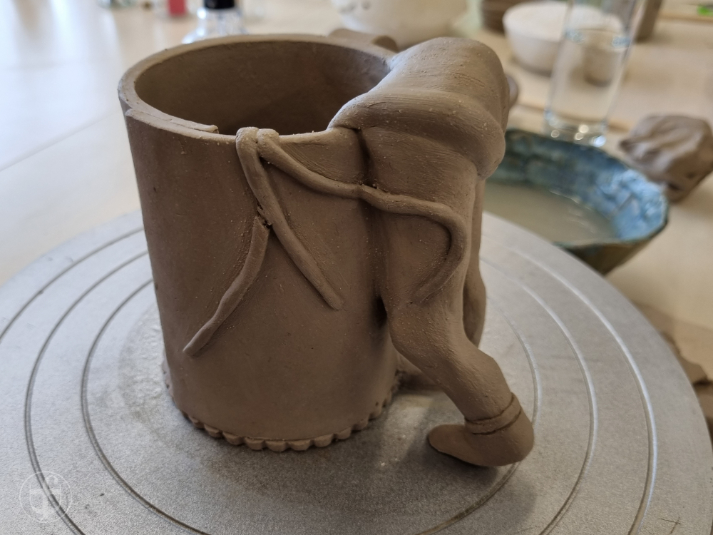 Tasse mit Skulptur. Fotografie von Daniela Joss