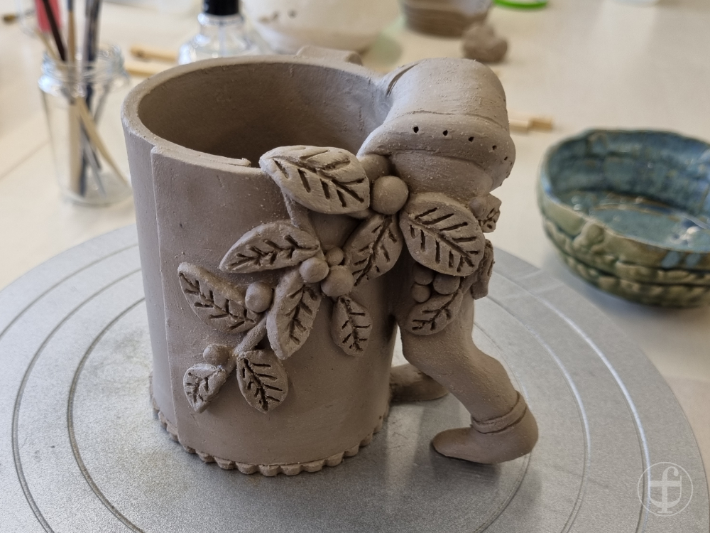 Tasse mit Skulptur. Fotografie von Daniela Joss