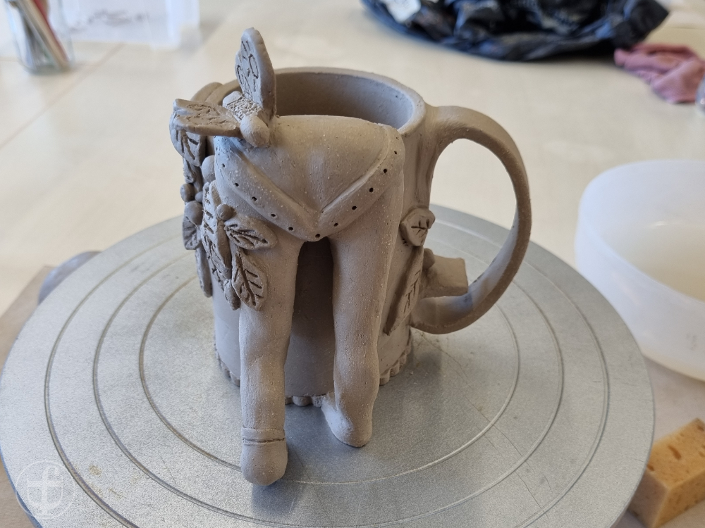 Tasse mit Skulptur. Fotografie von Daniela Joss