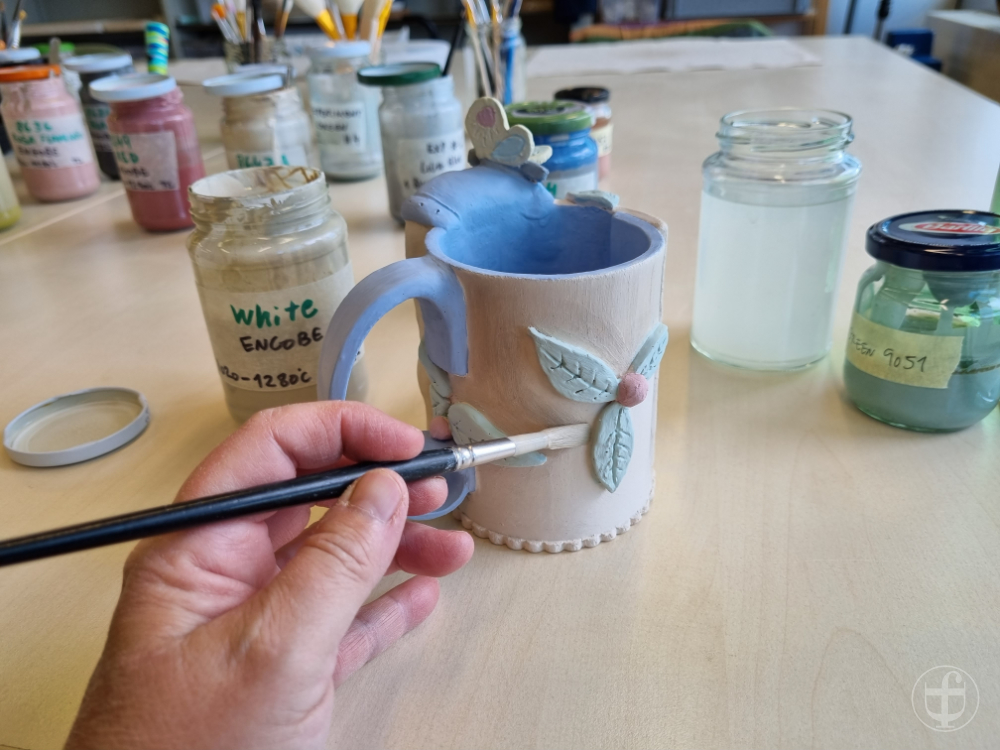 Bemalen der Tasse. Fotografie von Daniela Joss