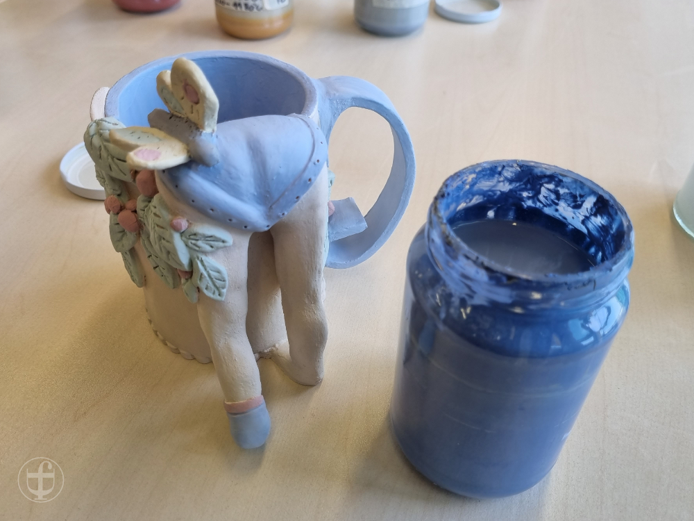 Bemalen der Tasse. Fotografie von Daniela Joss