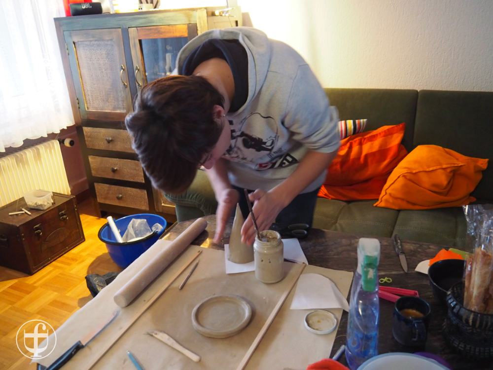 Raphael formt das Dach vom Turm. Fotografie von Daniela Joss