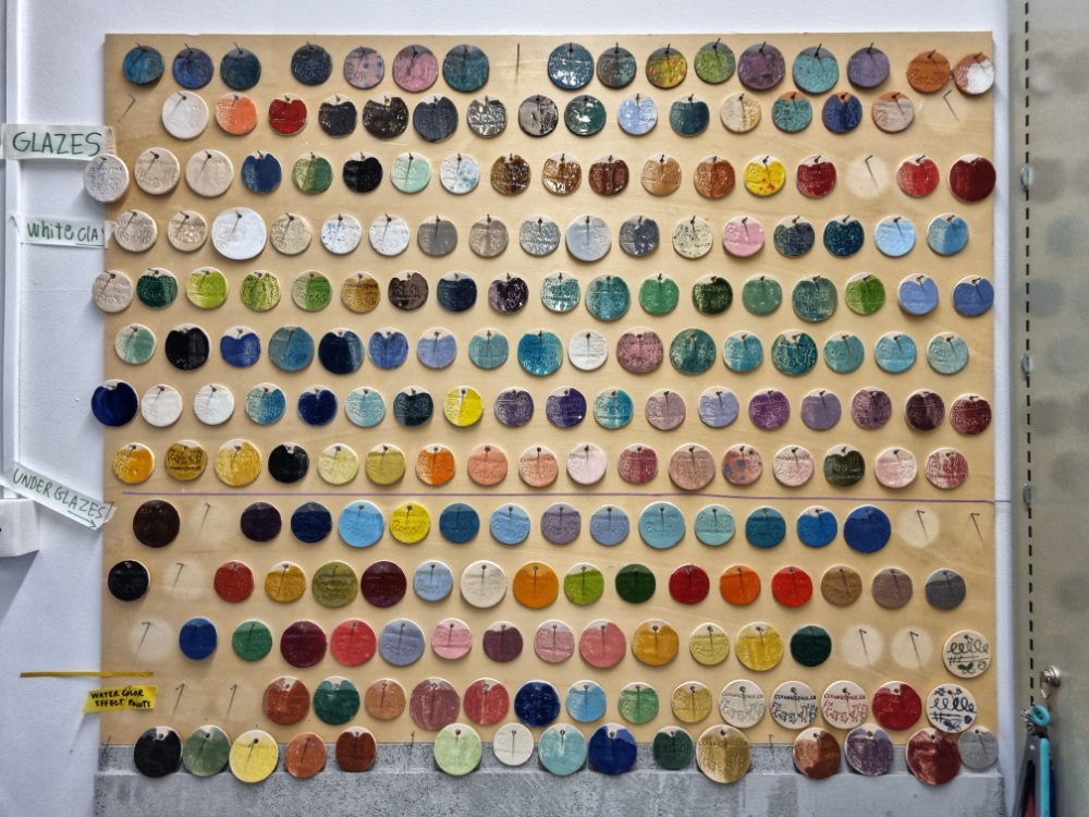 Eine grosse Farbauswahl hängt an der Wand. Fotografie von Daniela Joss