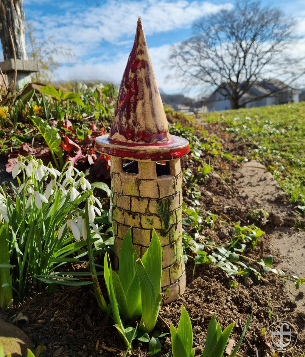 Grossaufnahme des Turms im Garten. Fotografie von Daniela Joss