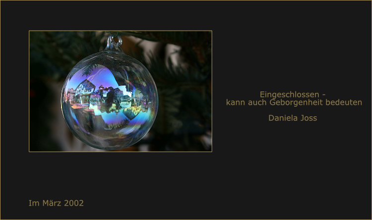 Spiegelung in einer filigranen Glaskugel, die wie eine eigene kleine Welt wirkt.
