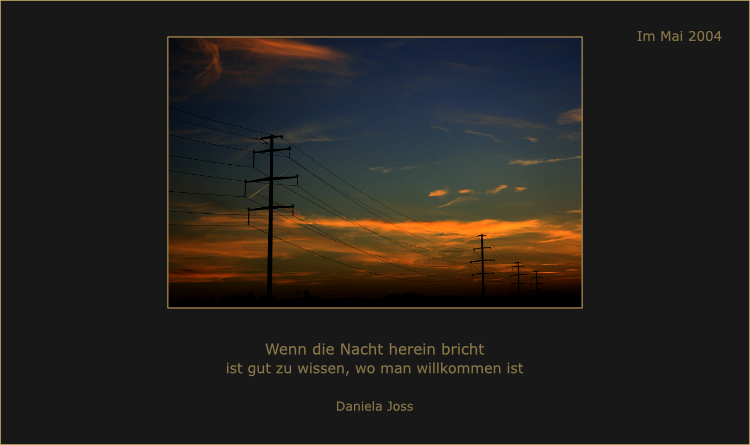 Stimmungsvolle Abenddämmerung, die durch einen starken Kontrast zwischen warmen Lichtakzenten und tiefen Schatten geprägt ist.