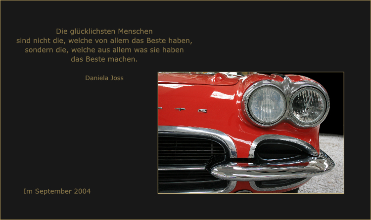 Chrom, rote Lackierung. Die klassische 1962er Chevrolet Corvette (C1), grinst den Betrachter mit ihren Doppelscheinwerfern an. .