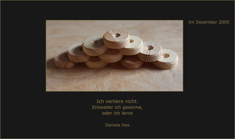 Zu einer Pyramide aufgebaute Spielsteine.