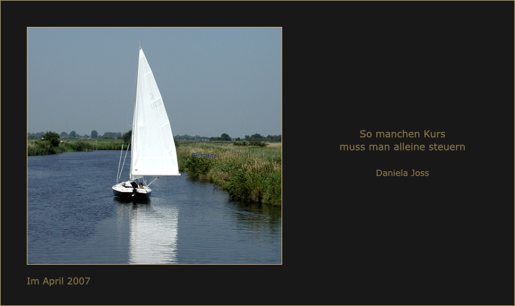 Kleines Segelschiff mit weissem Segel.