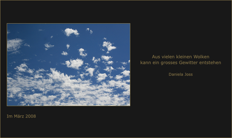 Blauer Himmel mit zahlreichen kleinen weissen Wolken.