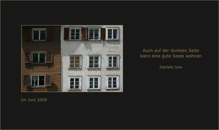 Häuserfront im Licht und im Schatten.