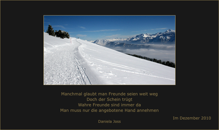 Langer eingeschneiter Weg mit Blick auf die Alpen.