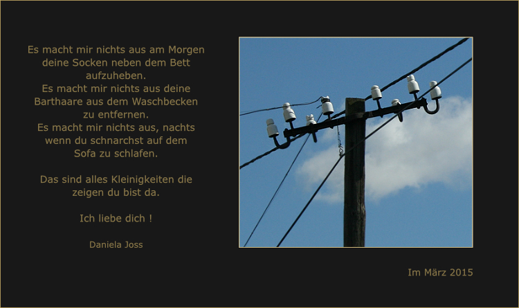 Holzmast für Freileitungen mit mehreren weissen Isolatoren.