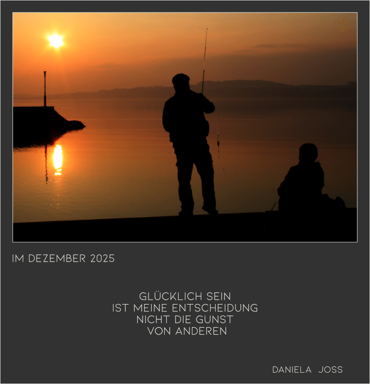 Silhouette eines Fischers mit seinem Sohn, im Gegenlicht der untergehenden Sonne.