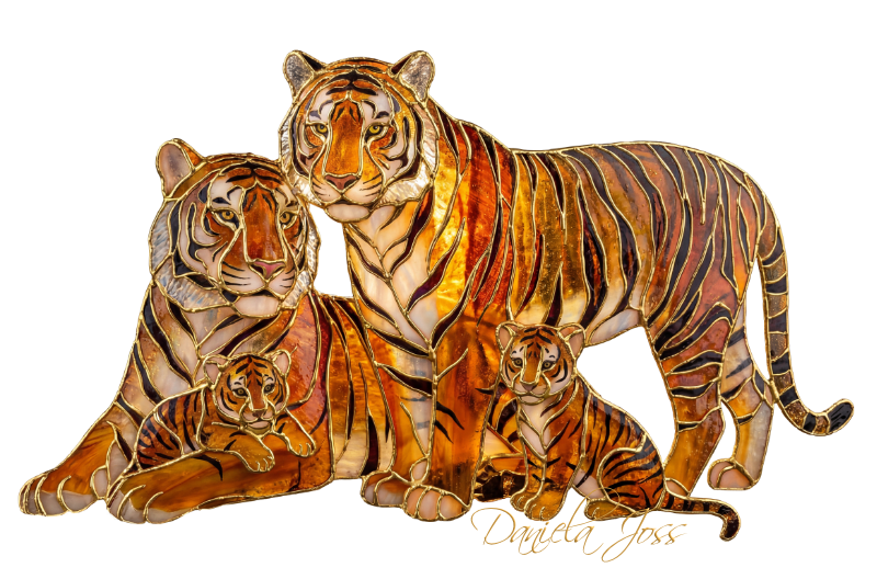 Buntglas – Bengalisches Tigerpaar mit zwei Jungtieren von Daniela Joss.