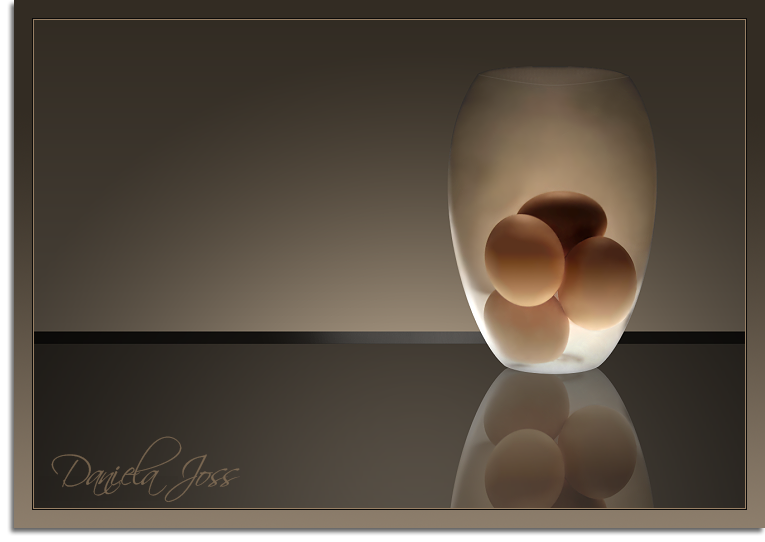 Glasvase gefüllt mit Hühnereiern gemalt mit PhotoImpact von Daniela Joss.