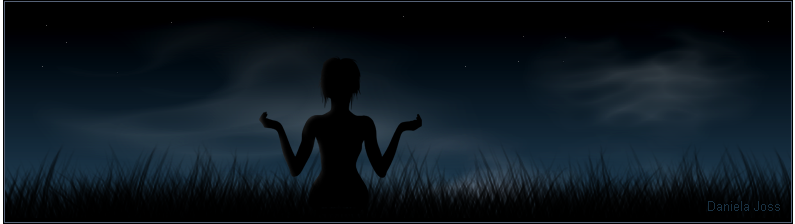 Silhouette einer im Gras sitzenden jungen Frau.