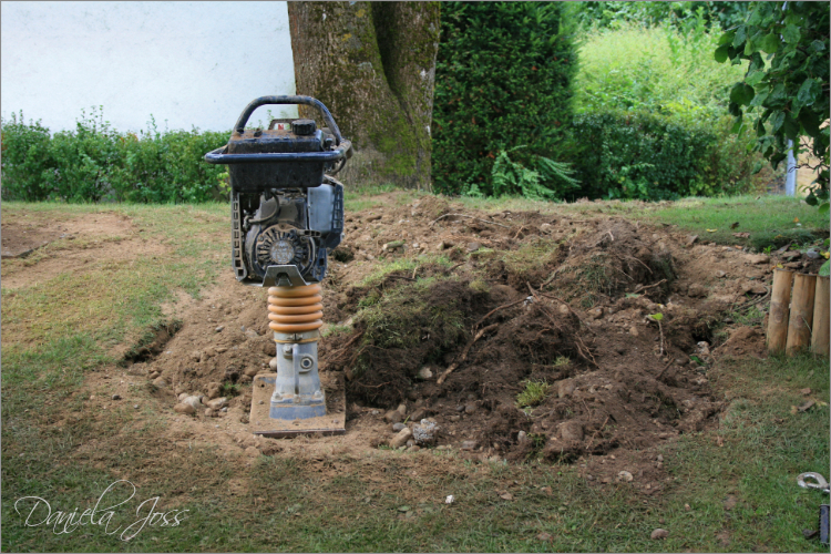Umgewälzte Erde nach den Baggerarbeiten im Garten 2011, fotografiert von Daniela Joss