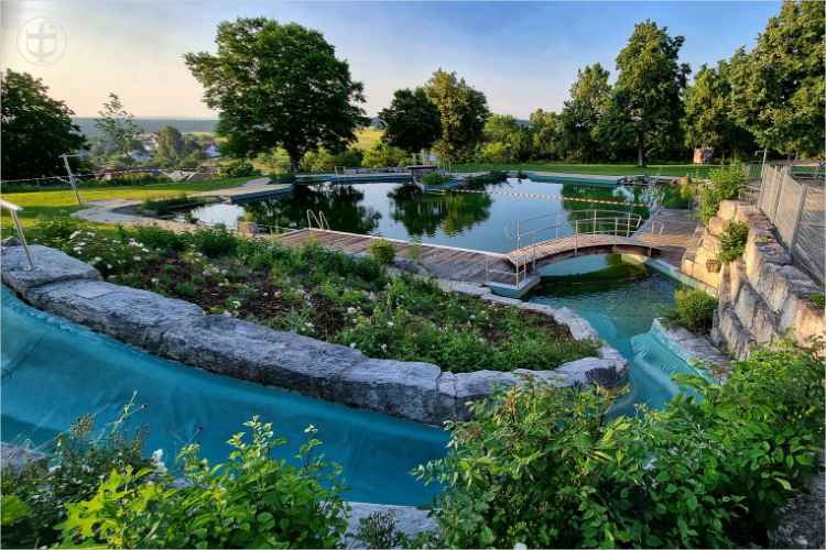 Naturbad Thalheim mit Brücke und Schwimmbecken von Daniela Joss
