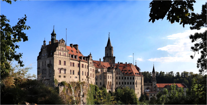 Schloss Sigmaringen, auch bekannt als Hohenzollernschloss, welches über der Donau in Baden-Württemberg thront von Daniela Joss.