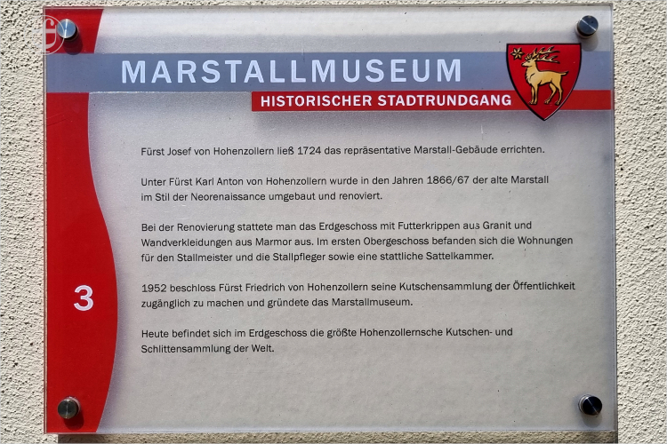 Tafel an der Hauswand, Beschrieb Marstallmuseum von Daniela Joss.