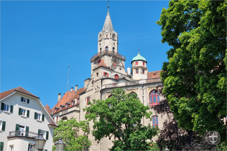 Der Bergfried (Hauptturm): Der hohe, zentrale Turm mit dem neugotischen Helm ist der Bergfried, 
  der auch als „Römerturm“ bezeichnet wird von Daniela Joss