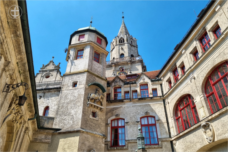 Vorhof mit Römerturm und vielen Fenstern mit roten Fensterrahmen von Daniela Joss
