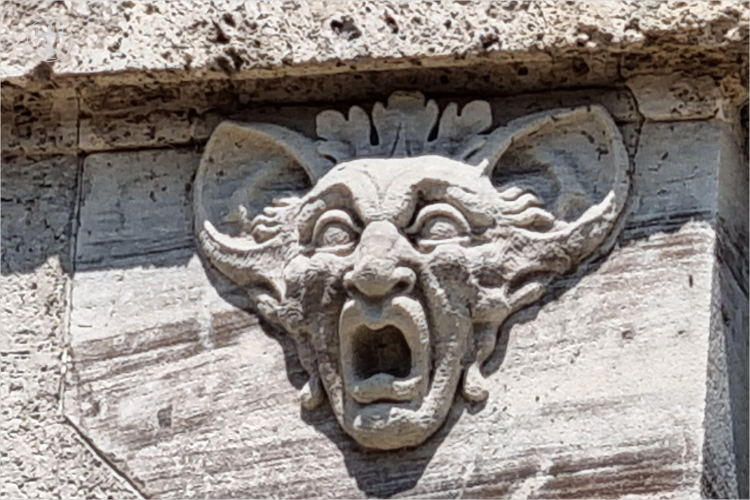 Steinfratze, Maskarons an der Hauswand von Daniela Joss
