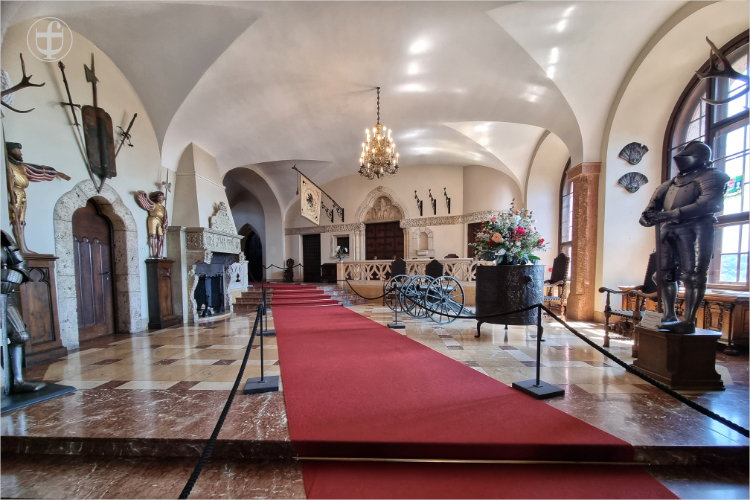 Eingangshalle mit zwei Kanonen von Kaiser Napoleon III. von Daniela Joss