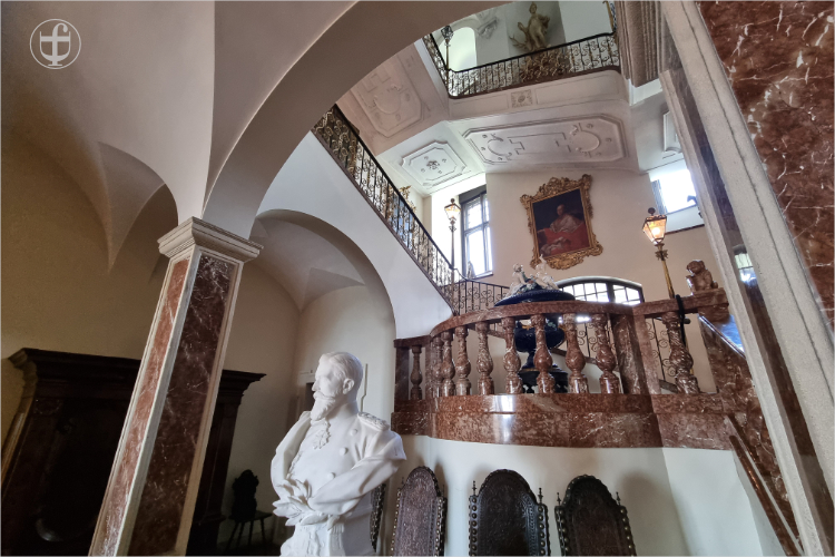 Prunkvoll ausgestattetes Treppenhaus von Daniela Joss