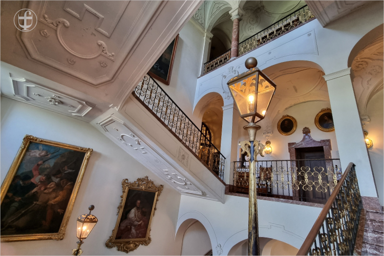 Prunkvoll ausgestattetes Treppenhaus mit Marmorstatuen, Oelgemälden von Daniela Joss
