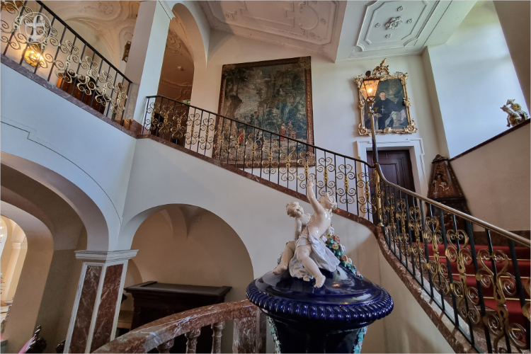 Prunkvoll ausgestattetes Treppenhaus mit viel weissem Marmor und Gold von Daniela Joss