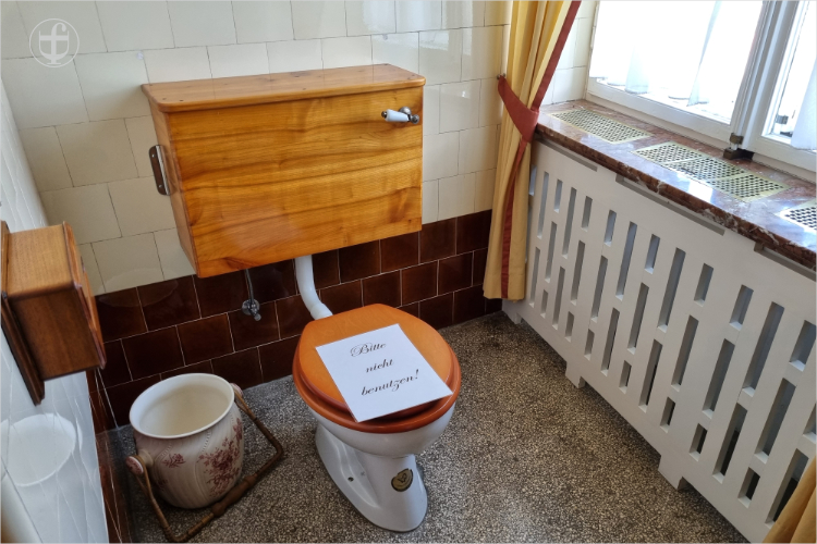 Badezimmer der Fürstin mit Toilette von Daniela Joss