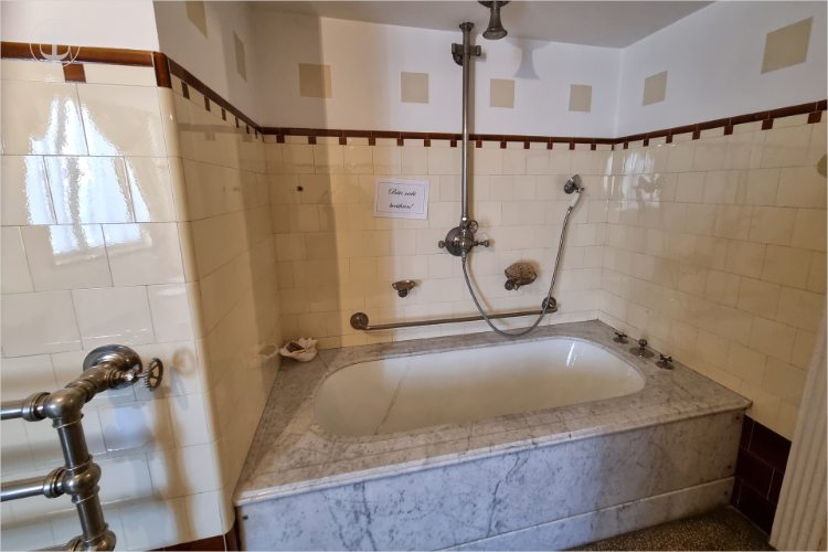 Badezimmer der Fürstin mit Badewanne von Daniela Joss