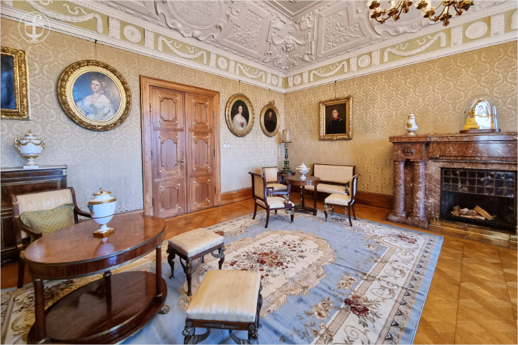 Prunkvoll ausgestattetes Zimmer mit viel Marmor, geknüpften Teppichen und Möbeln im Stile des Rokoko
 und Empire aus Mahagoni von Daniela Joss
