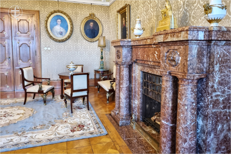 Prunkvoll ausgestattetes Zimmer mit viel Marmor, geknüpften Teppichen und Möbeln im Stile des Rokoko
 und Empire aus Mahagoni von Daniela Joss