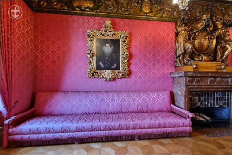 Riesensofa im Biedermeier-Stil mit auffälligem rotem Damaststoff bezogen von Daniela Joss